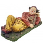 COLECIONISMO - Estatueta de Palhaço em posição de descanso, resina Italy, em rica policromia. Medida: 28 cm x 10cm.