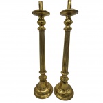 ARTE SACRA - Grande par de candelabros. Decorado em caneluras, em bronze dourado. Medida: 70cm x 20cm.