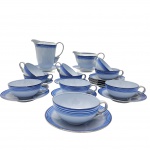 PORCELANA - Epiag Porcelana Alemã, sendo Conjunto de 10 xícaras de chá, com seus pires e duas leiteira. Peças no tom azul-claro decorado com frisos prateados, Obs. Uma com fio de cabelo.