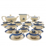 WOODS ENGLAND - Parte de Conjunto de chá, em faiança England, com seis xícaras de café com seus pires, seis xícaras de chá com seus pires , uma leiteira, um açucareiro e um bule. Conjunto adornado com motivos florais em azul cobalto. Obs uma leiteira em fio de cabelo. E duas xícaras com pequenos bicado.