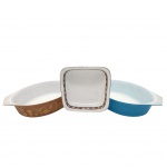 PYREX - Conjunto de três travessas, sendo duas em Pyrex e uma em porcelana, formato quadrado. Medidas: maior 33 cm x 21 cm x 9 cm; menor 21 cm x 5 cm.