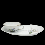 SCHMIDT - Conjunto de servir bolo, com xícara e prato, delicada decoração floral nas cores lilás e verde. Medida prato: 30cm x 22cm.