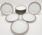 Conjunto de doze pratos de sobremesa em porcelana alemã Lorenz Hutschenreuther, decorados com finos filetes de ouro.