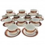 PORCELANA STEATITA - Conjunto de doze xícaras de chá com seus respectivos pires. Decoração com faixa rendada na cor bordô e detalhes em ouro.