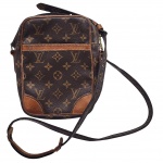 LUIS VOUTTON - Belíssima bolsa de ombro, da grife Louis Vuitton desde 1896, modelo Danube em canvas Monogram, com a alça de ombro ajustável. Obs: Necessita reparo na alça.