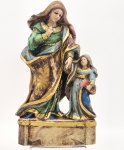ARTE SACRA - Escultura de SantAna guiando a Virgem Maria, Brasil, século XIX. Entalhada em peça única de madeira, com rica policromia e frisos em ouro. Medidas: 26 cm x 16 cm.