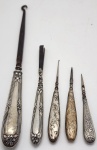 COLECIONISMO - Kit de artesanato antigo, composto por três peças em prata e duas em metal espessurado a prata, no estilo Art Nouveau. Medidas: maior 24 cm, menor 9 cm.