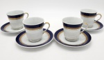 SCHMIDT - Conjunto de quatro xícaras com seus respectivos pires, decorados em tom azul com frisos dourados.