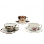 PORCELANA - Três xícaras, sendo dois par oriental, e um em porcelana branca vitrificada.