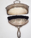 COLECIONISMO - Conjunto de catamigalhas em estilo Art Nouveau, confeccionado em metal espessurado a prata. Medidas: 17 cm x 14 cm.