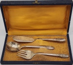 Conjunto de talheres infantis em metal espessurado a prata, acondicionado em sua caixa original.