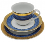 ROYAL - Conjunto de bolo, sendo xícara, pires e prato de sobremesa da marca Royal Porcelain. com rica decoração em frisos dourados e pintura no tom azul.