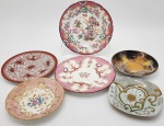 PORCELANA - Seis pratos de sobremesa e pires de café, de diferentes marcas e diferentes decorações. Medida: 19cm