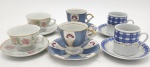 Lote de seis xícaras de café vintage anos 50, de diferentes marcas, com rica decoração em frisos dourados e motivos de flores. Obs, uma xícaras com fio de cabelo.