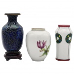 Lote com três vasos: um em cloisonné e dois em porcelana, sendo um da manufatura KPM. Medidas: maior 13 cm, menor 8 cm.