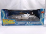 Maravilhoso DeLorean Time Machine do Filme De Volta para o Futuro I - Carro de coleção miniatura diecast fabricado pela SunStar na escala 1/18 - Embalagem original - Abre portas e capô, as rodas giram e tem um mecânismo para transformarem em nave, pneus em borracha. Item exatamente das fotos