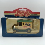 Ford Model T 1920 Ford Van - Carro de coleção miniatura diecast com partes em plástico injetado - Fabricado pela LLEDO linha Pepsi Cola - Embalagem original. Acredito ser escala 1/55 (mede aprox 7cm de comprimento)