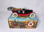 Maxwell Touring Car 1917 - Comemoração 80 anos da corrida - Newark to California - Carro de coleção miniatura diecast, não consta escala, mede 18cm de comprimento. Fabricado pela ERTl. Tem função de cofre e abertura com chave no chassi para tirar as moedas. As rodas giram livremente. Embalagem original. Falta uma capa do farol da frente.