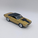 Dodge Challenger 2004 - Carro de coleção miniatura diecast fabricado pela Johnny Lightning na escala 1/64. AS rodas giram livremente, chassi em metal, Abre capô