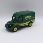 Perrier - Lindo Caminhão Bedford 30 CWT Van com tema da água Perrier - Fabricado pela Corgi, acredito que na escala 1/50. Mede 9cm de comprimento. As rodas giram livremente.