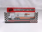 Lindo caminhão Ford Aeromax Nascar com tema Hooters Racing - AS rodas giram livremente. Fabricado na escala 1/97 pela Matchbox.  Mede 17.5cm de comprimento. Uma parte do `paralama` traseiro no cavalo está quebrado. As peças acompanham para colar. Produto exatamente das fotos