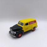 1950 Chevy Van Delivery Coca cola - Carro de coleção miniatura diecast fabricado pela Johnny Lightning na escala 1/64 - Loose (não tem embalagem) - As rodas giram livremente e os pneus são em borracha