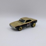 67 1967 Chevy Camaro Preto e dourado - Hot Wheels - Carro de coleção em miniatura na escala 1/64 - Fabricado em diecast com partes em plástico injetado. As rodas giram livremente - Não tem embalagem - Abre capô