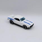 68 1968 Chevy COPO Camaro - Hot Wheels - Carro de coleção em miniatura na escala 1/64 - Fabricado em diecast com partes em plástico injetado. As rodas giram livremente - Não tem embalagem