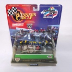 Maravilhoso carro de coleção em miniatura diecast na escala 1/64 - Diorama pose da vitória do piloto da Nascar Dale Earnhardt. Vitória na Daytona 500 de 1998. Fabricado pela Winner`s Circle. Produto exatamente das fotos