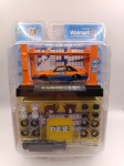 Lindo 1987 Ford Mustang GT - Fabricado pela M2 Machines na escala 1/64 com tema PEZ - Tem elevador diecast - Edição limitada 6850 peças - Distribuição exclusiva WalMart