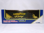 Lindo caminhão equipe Goodyear Racing Team Tranporter - Caminhão miniatura (cavalo diecast, baú em plástico) - Mede 27cm de comprimento. As rodas giram livremente. A embalagem original mede 34cm de comprimento, o plástico transparente da embalagem está danificado. Fabricado pela Racing Champions