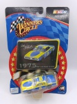 1975 Dodge Charger Nascar do piloto Dale Earnhardt - Carro de coleção miniatura diecast fabricado pela Action / winner`s Circle na escala 1/64 - Embalagem original lacrada - Item exatamente das fotos