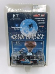 Chevy Monte Carlo 2002 Nascar do piloto Kevin Harvick com tema do filme ET - Carro de coleção miniatura diecast na escala 1/64 fabricado pela Action - Embalagem original - Item exatamente das fotos - Abre capô, chassi de metal e pneus em borracha, as rodas giram livremente. A carenagem está `descolada` do carro (veja fotos)