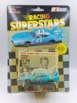 1970 Plymouth Superbird vencedor da Daytona 500 1970 do piloto Pete Hamilton - Carro de coleção miniatura diecast fabricado pela Racing Champions na escala 1/64 linha Racing Superstars - Embalagem original lacrada com uma marca de dobrada no blister original - Item exatamente das fotos