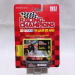 Pontiac Grand Prix 1997 Nascar do piloto Derrike Cope - Carro de coleção miniatura diecast fabricado pela Racing Champions na escala 1/64 - Patrocínio Skittles - Embalagem original lacrada - Item exatamente das fotos