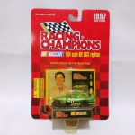 Chevy Monte Carlo 1997 Nascar do piloto Wally Dallenbach - Carro de coleção miniatura diecast fabricado pela Racing Champions na escala 1/64 - Patrocínio First Union - Embalagem original lacrada - Item exatamente das fotos