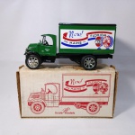 Lindo 1935 Mack Freight Bank - Caminhão baú com tema da Amoco - Fabricado peLa Scale Models - Acreditamos ser escala 1/34 (mede aprox. 16,5cm de comprimento) as rodas giram livremente e os pneus são em borracha. Tem uma chave no chassi para retirar as moedas - Embalagem original com detalhes do tempo - Item exatamente das fotos