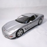 Chevrolet Corvette c5 1997 - Carro de coleção miniatura diecast fabricado pela Bburago na Itália na escala 1/18 - Abre portas, mala e capô - As rodas giram livremente e os pneus são em borracha