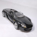 Porsche Carrera GT - Carro de coleção miniatura diecast fabricado pela Maisto na China na escala 1/18 - Abre portas, mala e capô - As rodas giram livremente e os pneus são em borracha. O Spoiler tem regulagem