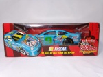 Maravilhoso Ford Taurus 1999 Nascar do piloto Jerry Nadeau - Carro de coleção miniatura diecast fabrciado pela Racing Champions na escala 1/24 - Embalagem original. As rodas giram livremente e os pneus são em borracha - Patrocinio mater Cartoon Network Laboratório de Dexter