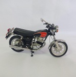 Maravilhosa Moto Yamaha 500 em miniatura diecast na escala 1/10 fabricada pela Schuco. Rica em detalhes. Fabricada na década de 70. Um dos suportes dos retrovisores está quebrado com plástico ressecado, porém acompanha o retrovisor. As rodas giram livremente e os pneus são em borracha.