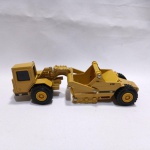 Maravilhoso Motoniveladora ou Moto Scraper Caterpillar 613C - Fabricado pela ERTL na escala 1/50 - Não tem embalagem - As rodas giram livremente e os pneus são em borracha. Mede 15cm de comprimento