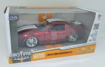 Miniatura Jada Ford Mustang GT 2010  Big Time Muscle  vermelho com faixas brancas  -  escala 1:32  metal  item de coleção na embalagem original  sem manuseio