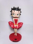 Betty Boop - Linda boneca tipo Bobblehead (a cabeça é presa por mola) - Mede 19cm de altura.