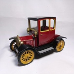 Brinquedo antigo de lata Schuco - Ford Model T Coupe 1917 - Fabricado na Alemanha Oriental pala mundialmente famosa Schuco linha Oldtimer. Funcionando a corda. Mede 16cm de comprimento. As rodas esterçam junto com o volante. Não tem embalagem - Item exatamente das fotos.