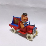 Estupendo brinquedo antigo - Lindo carro com o personagem urso Fozzie Bear do Muppet Babies - As rodas giram livremente - Fabricado em diecast pela Corgi na Grã Bretanha. Mede 9cm de comprimento