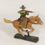 BRINQUEDO ANTIGO - COWBOY montado no Cavalo atirando com um Rifle - marca Elastolin (Forte Apache fabricado na Alemanha). Uma pata do cavalo apresenta uma pequena rachadura. Feito com uma espécie de barro ou argila.