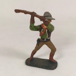 BRINQUEDO ANTIGO - COWBOY usando seu rifle como porrete - marca Elastolin (Forte Apache fabricado na Alemanha). Feito com uma espécie de barro ou argila.