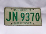 Maravilhosa Placa de carro americana - Do estado de Illinois nos Estados Unidos. Década de 70 (1973) - Números e letras em relevo - Land of Lincoln