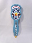 Linda alavanca de chopeira ou Tap Handle da cervejaria inglesa Newcastle - Tipo Summer Ale - Mede 29cm de altura - Linda peça para colecionadores de itens de cerveja ou decoração de bar. Rosca padrão femea na parte inferior.